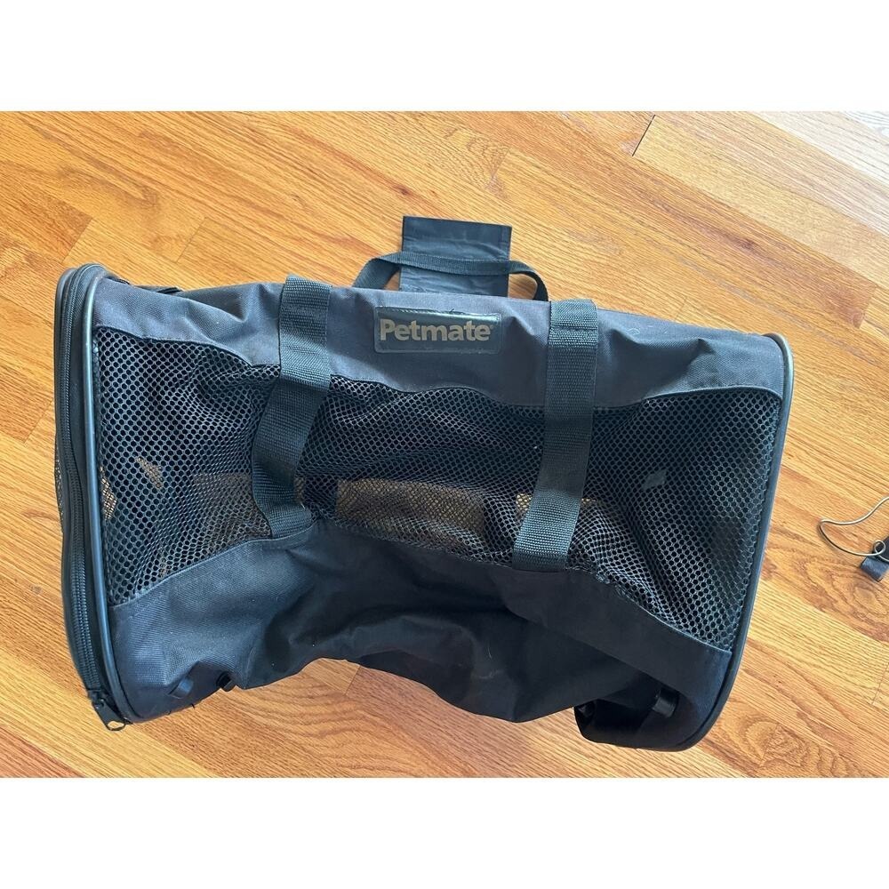 Petmate dog carrier with water bottle Used one time 18x11